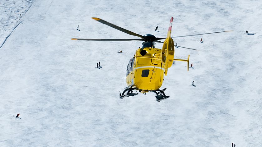 Welche Versicherung bezahlt die Hubschrauberrettung im Skiurlaub? (© gettyimages / pic4you)