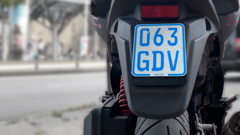 Stichtag 1. März: Kennzeichen an Rollern, Mofas und E-Scootern wechseln (© GDV)