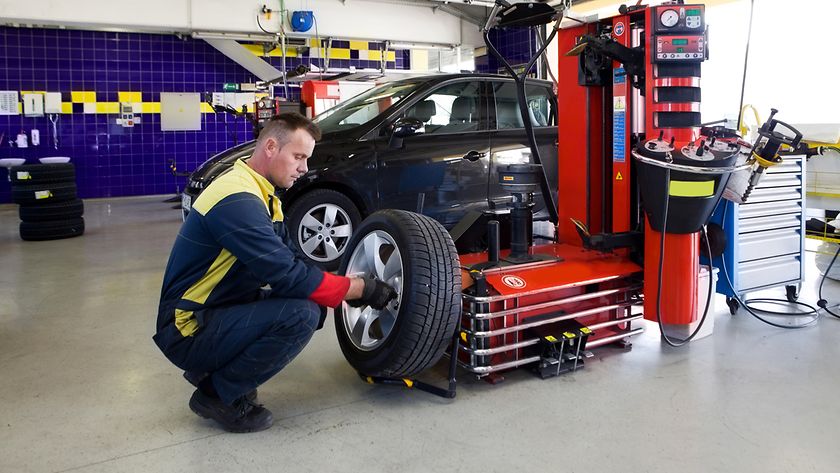 Wann Autofahrer Winterreifen aufziehen sollten (© gettyimages / choja)