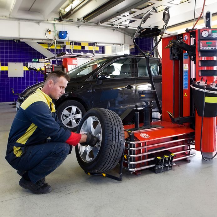 Wann Autofahrer Winterreifen aufziehen sollten (© gettyimages / choja)