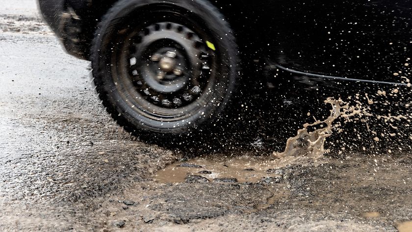 Schäden durch Schlaglöcher: Wer zahlt die Reparatur? (© Gettyimages / Marc Bruxelle)