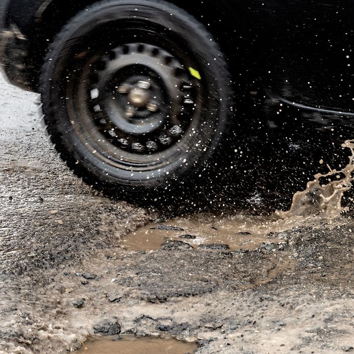 Schäden durch Schlaglöcher: Wer zahlt die Reparatur? (© Gettyimages / Marc Bruxelle)