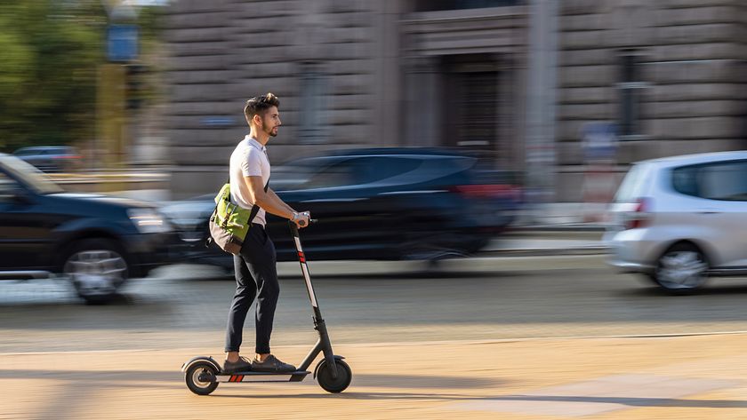 FAQ: So werden E-Scooter versichert (© Getty Images / Nikola Ilic )