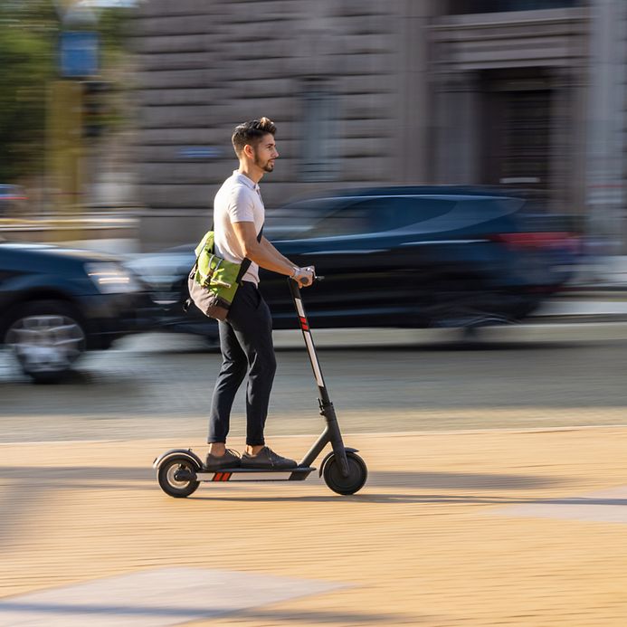 FAQ: So werden E-Scooter versichert (© Getty Images / Nikola Ilic )