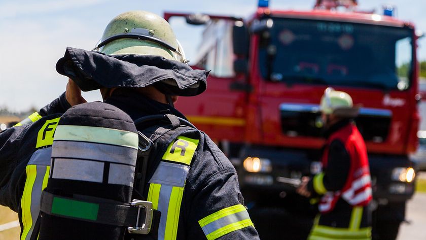 Wenn die Feuerwehr im Einsatz Schäden verursacht: Wer haftet? (© Gettyimages / huettenhoelscher)