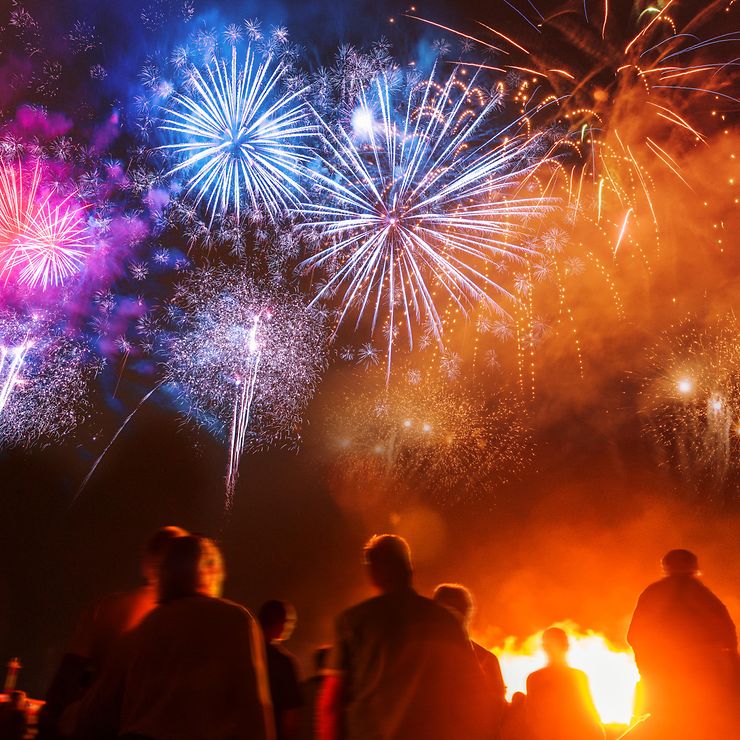 Diese 5 Versicherungen leisten bei Silvester-Schäden (© gettyimages / Nikada)