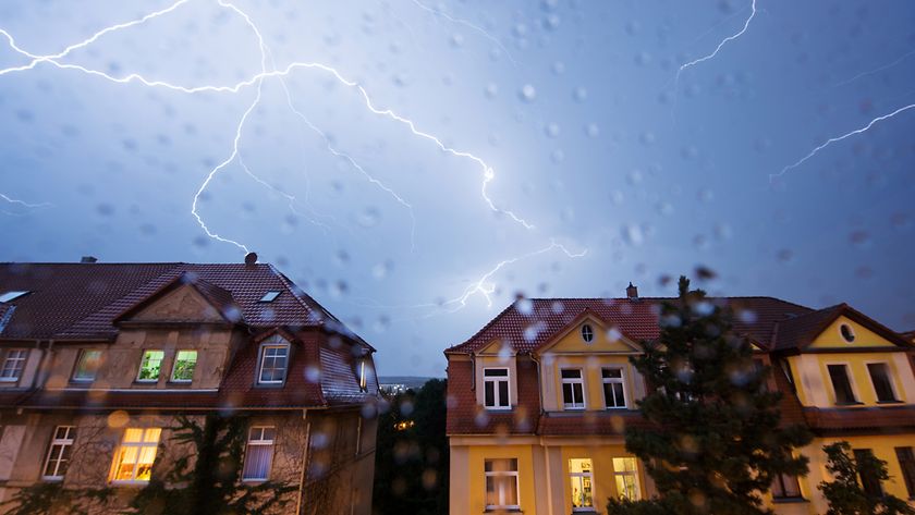Blitz- und Überspannungsschäden: So sind Sie richtig versichert (© Getty Images / taikrixel)