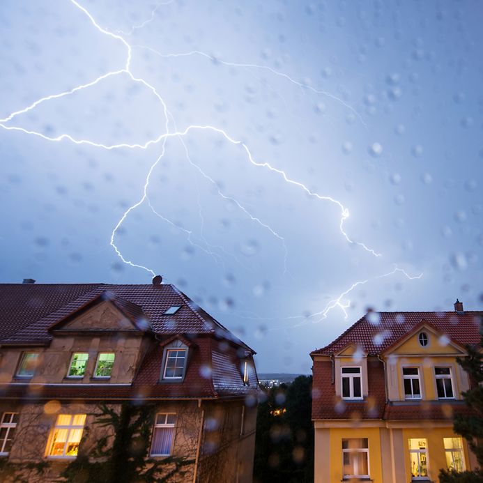 Blitz- und Überspannungsschäden: So sind Sie richtig versichert (© Getty Images / taikrixel)