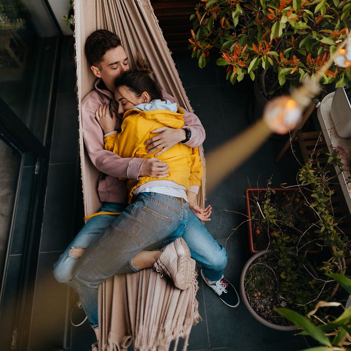 Das gilt für Versicherungen in der gemeinsamen Wohnung (© Getty Images / AleksandarNakic)