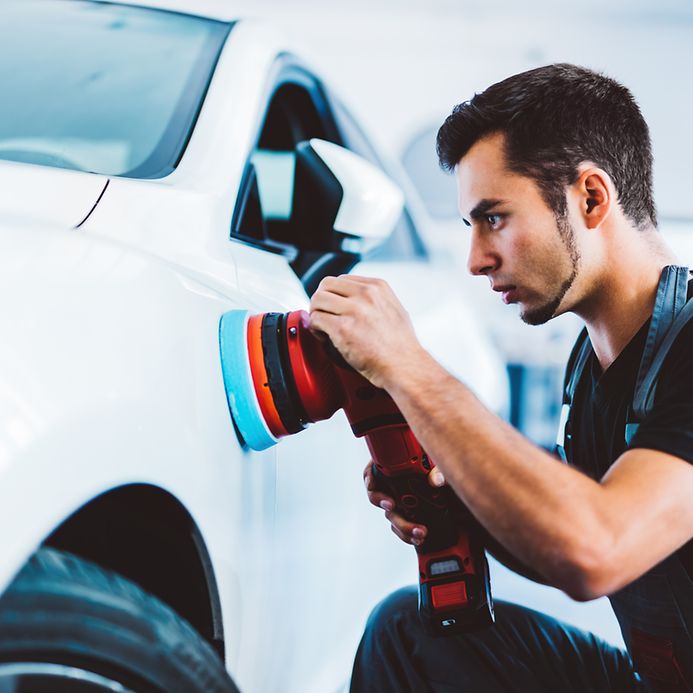 Autoreparatur: Diese 10 Ersatzteile sind besonders teuer geworden (© Gettyimages / NiseriN)