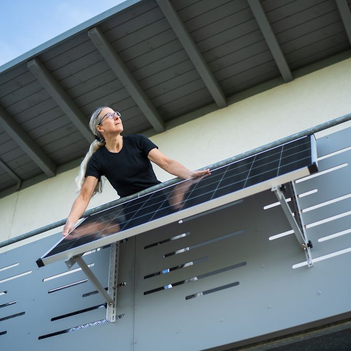 Wie sind Balkonkraftwerke versichert? (© Gettyimages / amriphoto)