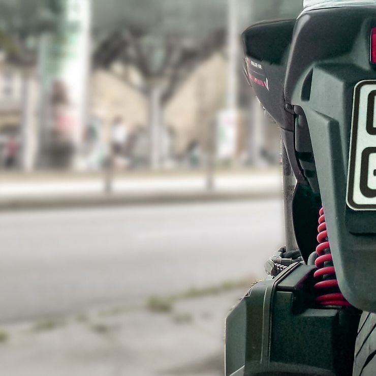 Stichtag 1. März: Kennzeichen an Rollern, Mofas und E-Scootern wechseln (© GDV)