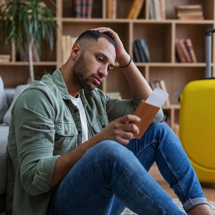 Wann ist eine Reiserücktrittsversicherung sinnvoll? (© gettyimages / Prostock-Studio)